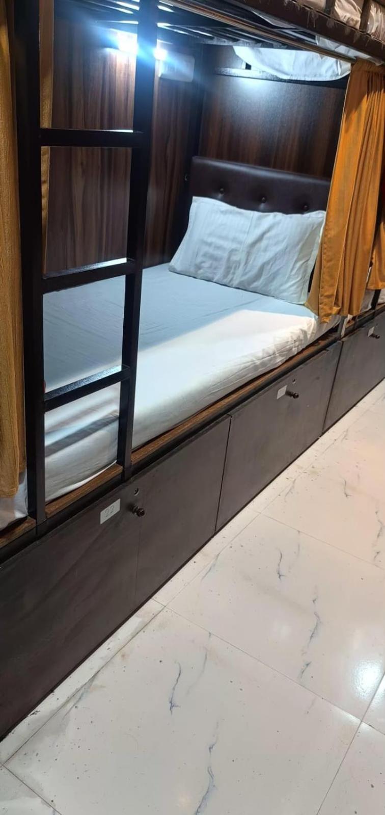 Golden View Dormitory Hotel Mumbai Ngoại thất bức ảnh